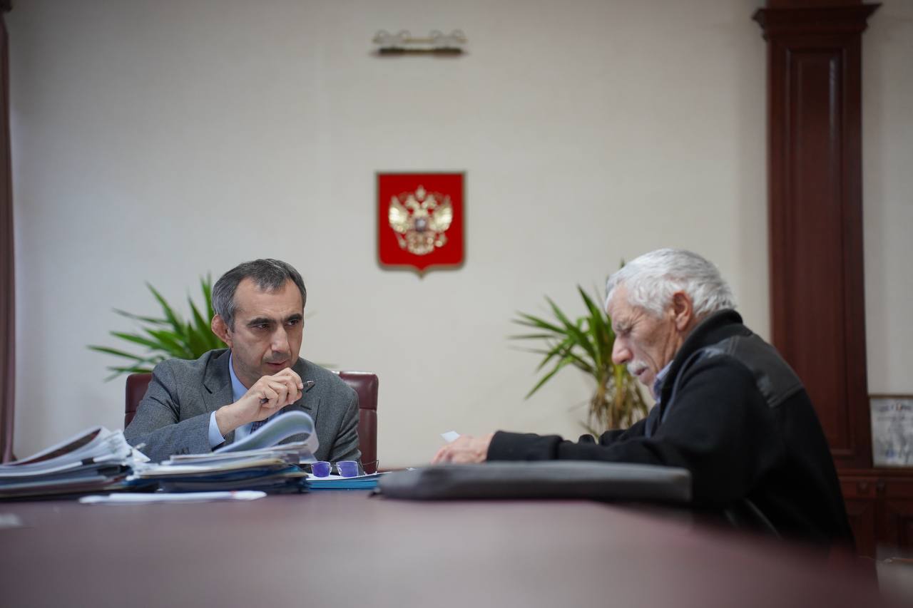 Глава Минимущества Заур Эминов провёл личный приём граждан